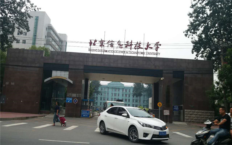 校园门口