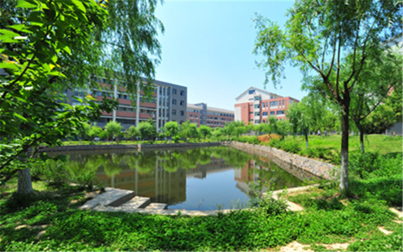 学院池塘