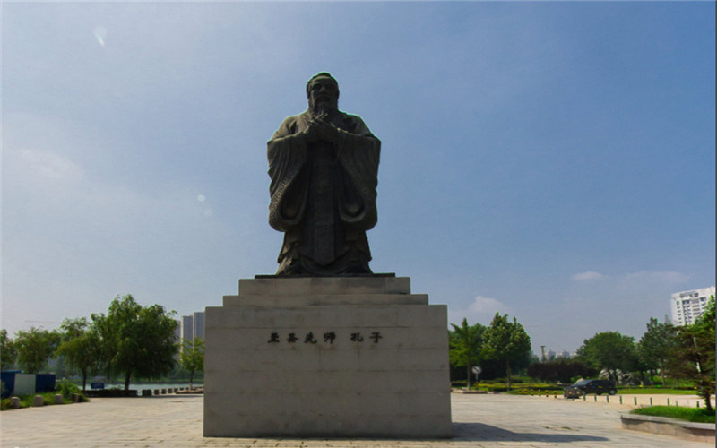 孔子石像