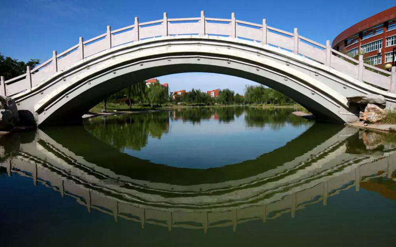 湖上拱桥