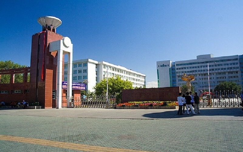校园大门