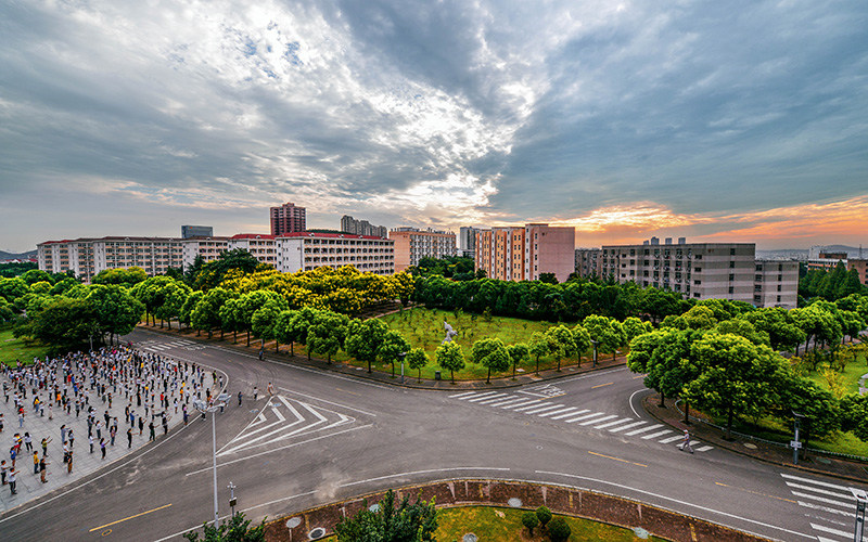 学院十字路口