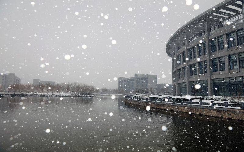 校园雪景