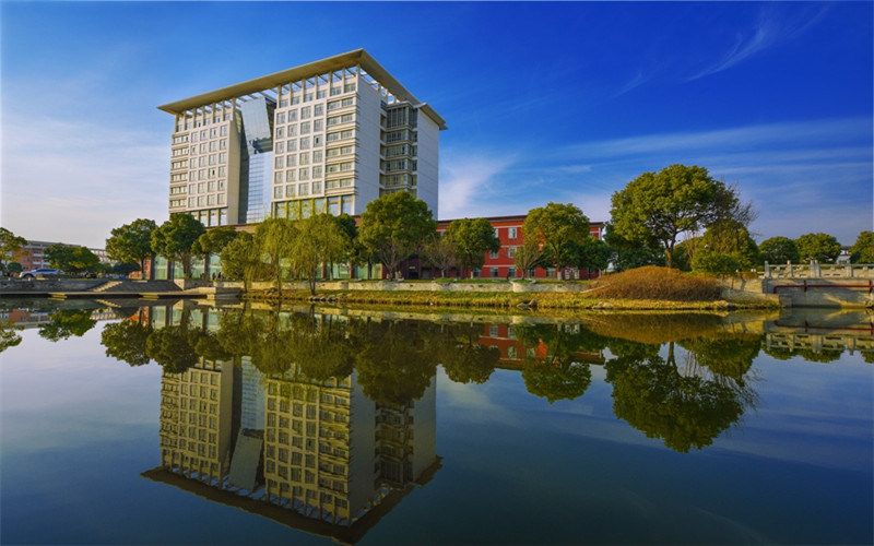 学院倒影