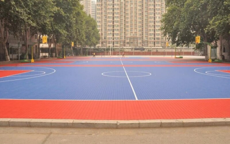 篮球场地