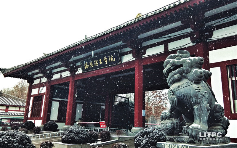 校园大门