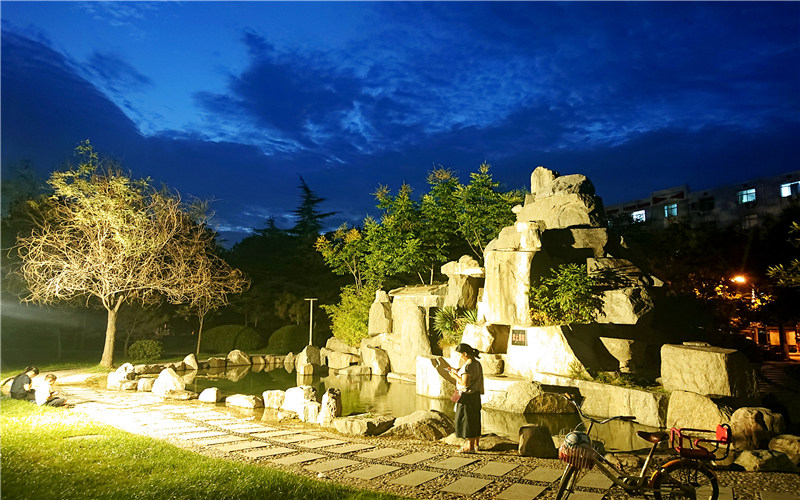 校园夜景