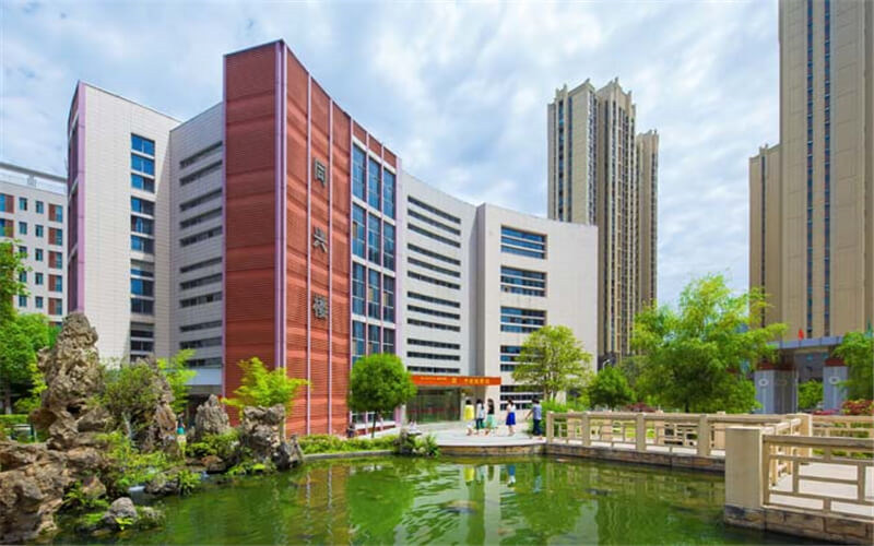 校园池塘