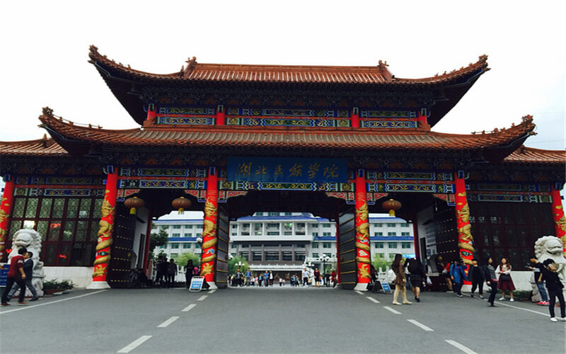 校园大门