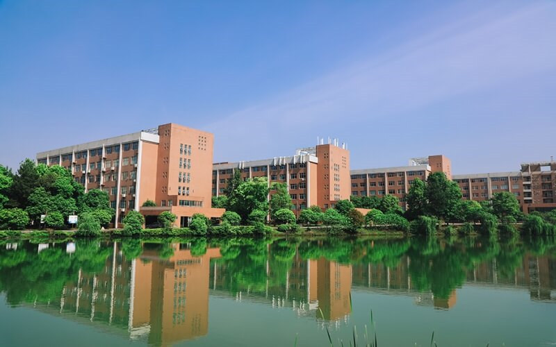 学院倒影