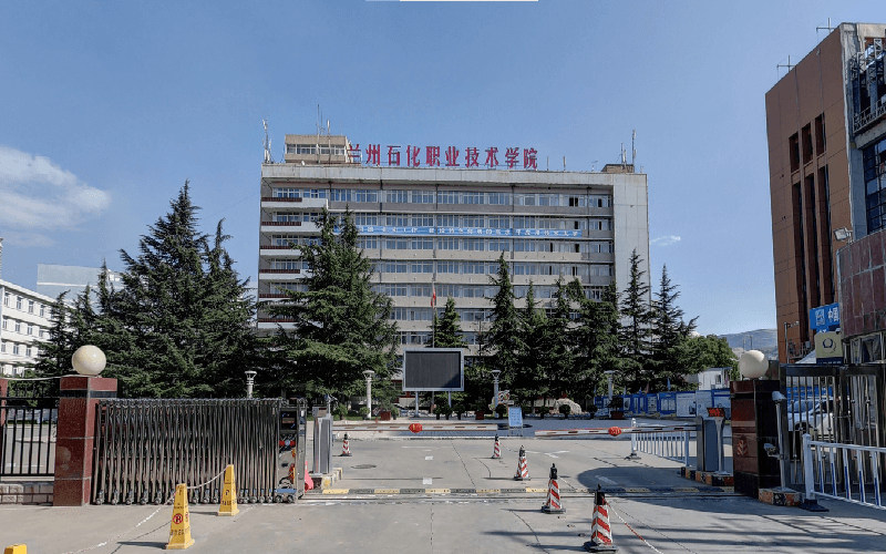 校园门口