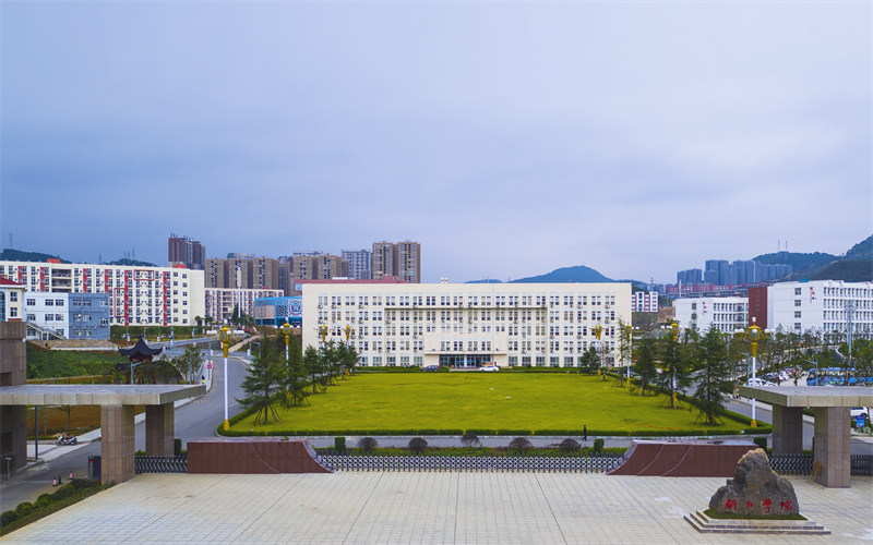 校园大门