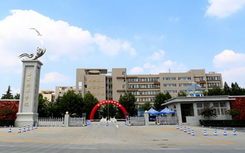 校园门口