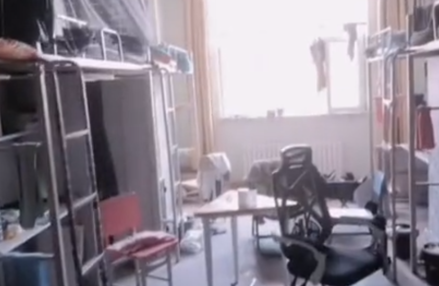 四人间上床下桌