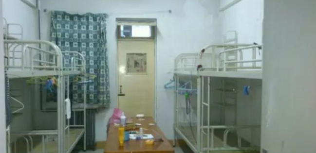 六人间剩下两张床放东西
