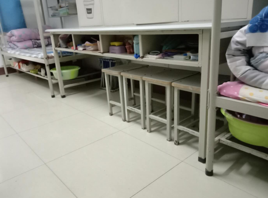 咸阳职业技术学院宿舍桌子