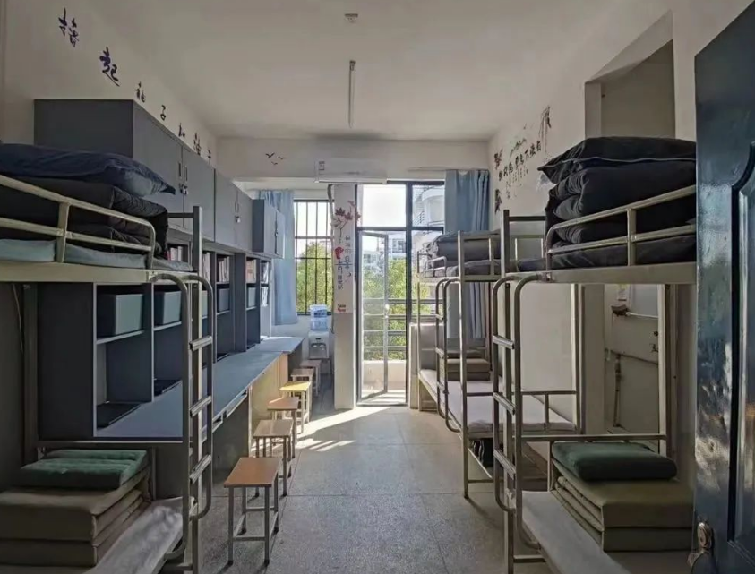 武汉铁路桥梁职业学院六人间宿舍