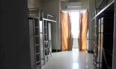 四人间宿舍内部图
