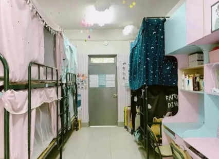 六人间宿舍内部图