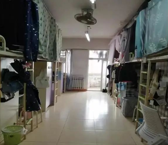 六人间宿舍
