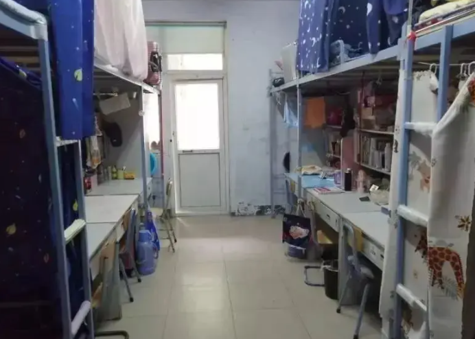 六人间宿舍