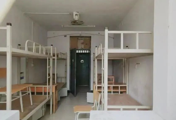 八人间宿舍