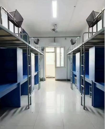 六人间宿舍
