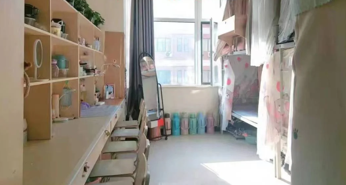 六人间宿舍