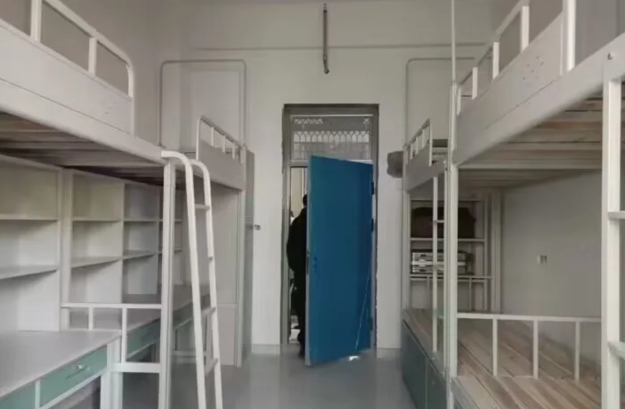 六人间宿舍