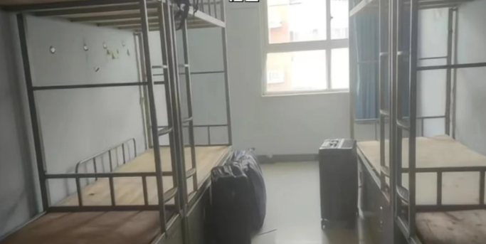 八人间宿舍