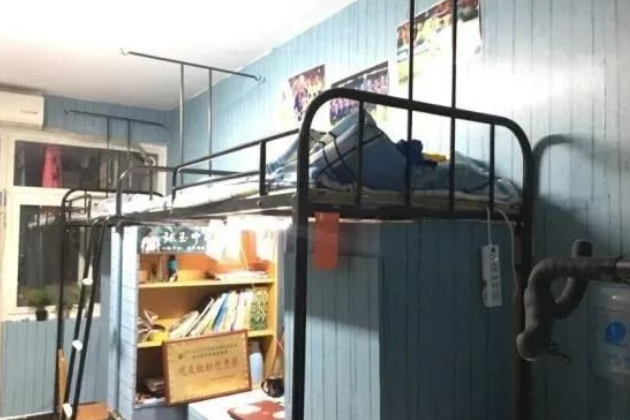 四人间宿舍
