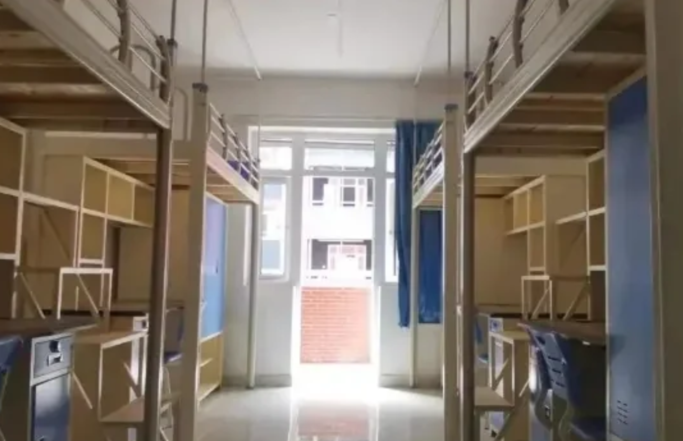 四人间宿舍