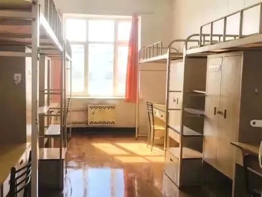 上床下桌式四人寝