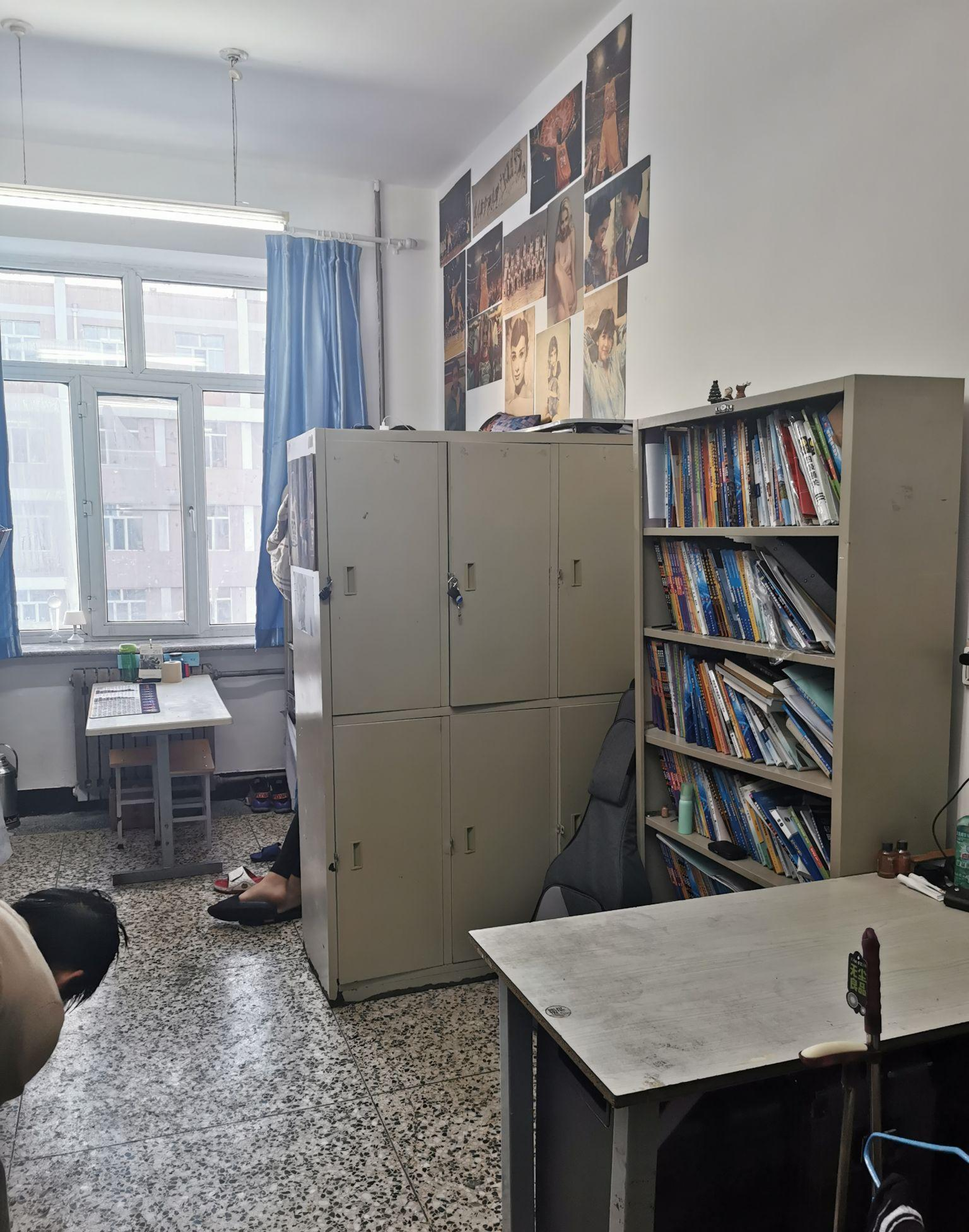宿舍内部学习桌