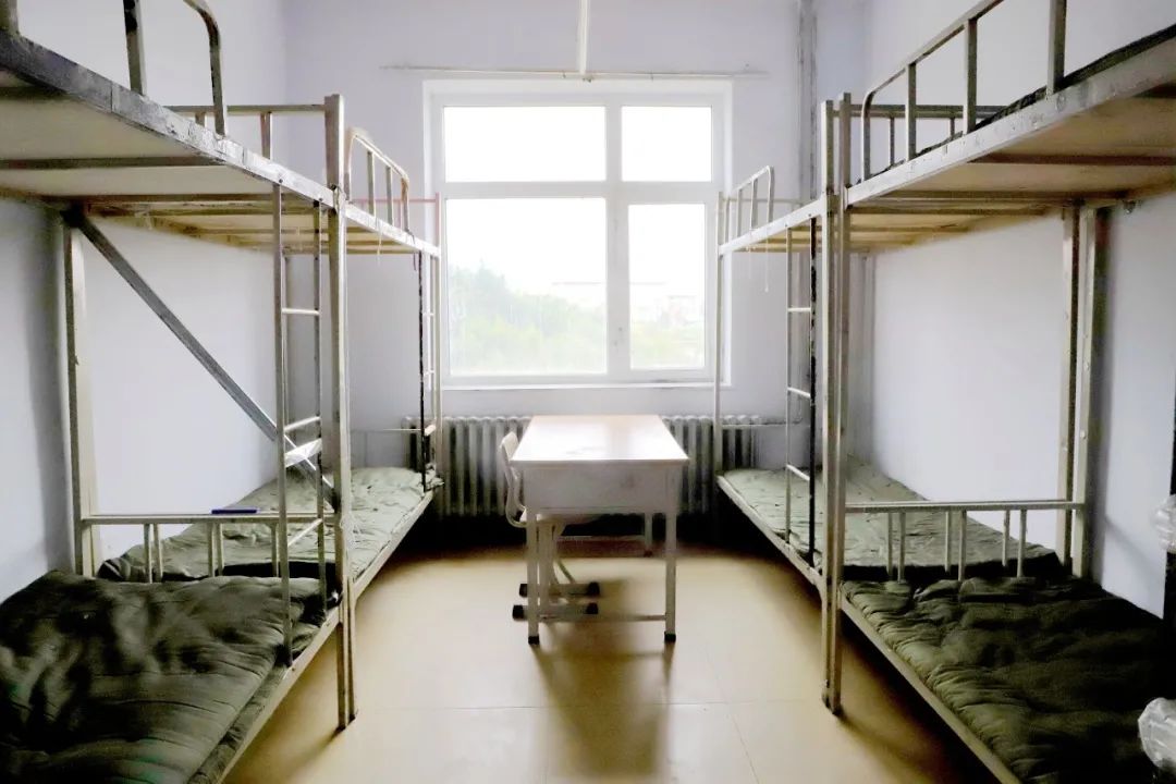 图为上下床八人间