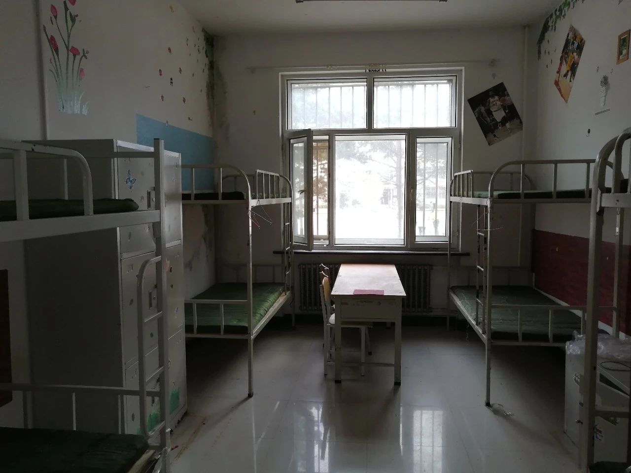 上下床八人间