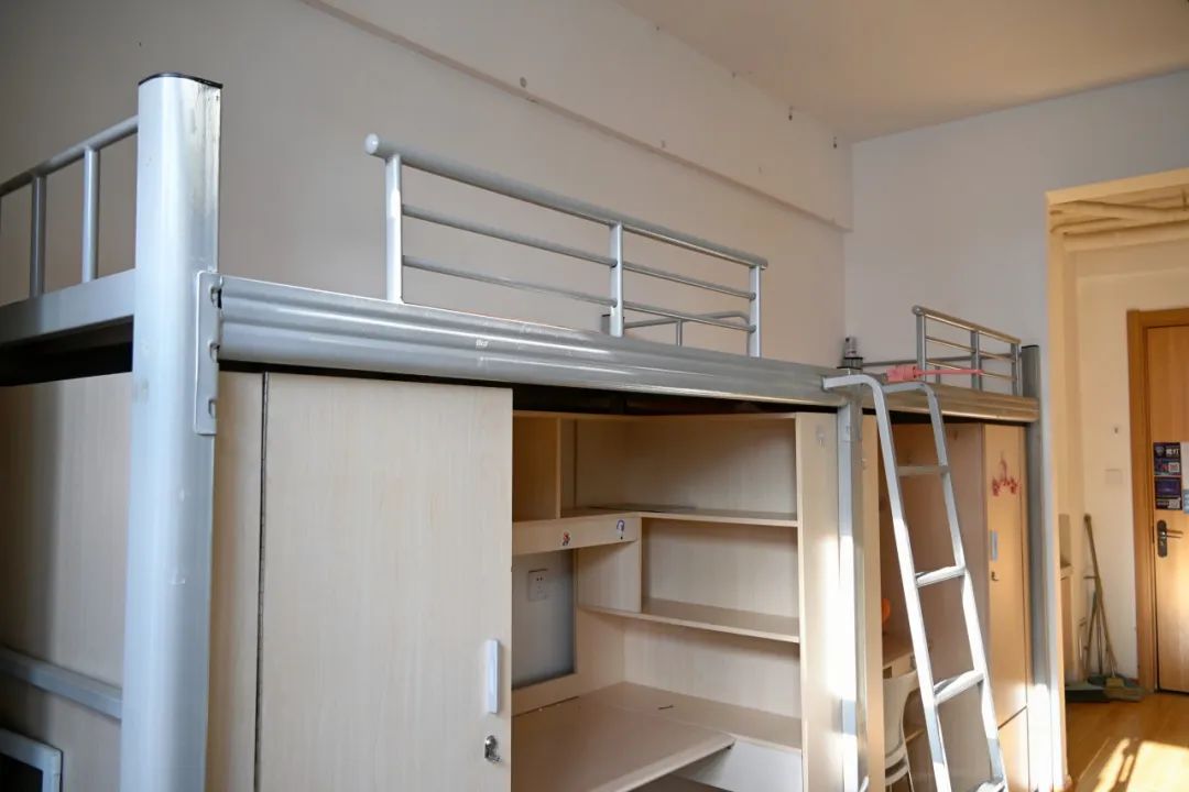 上床下桌,独立衣柜