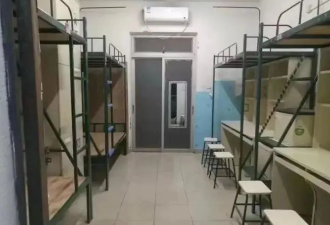 六人间宿舍