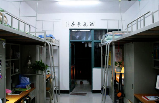 四人间上床下桌