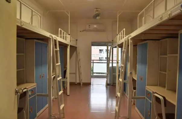 六人间宿舍