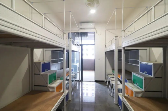 六人间宿舍