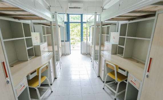 底层四人间上床下桌