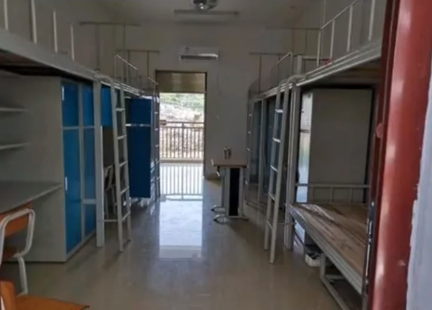 八人间宿舍内部