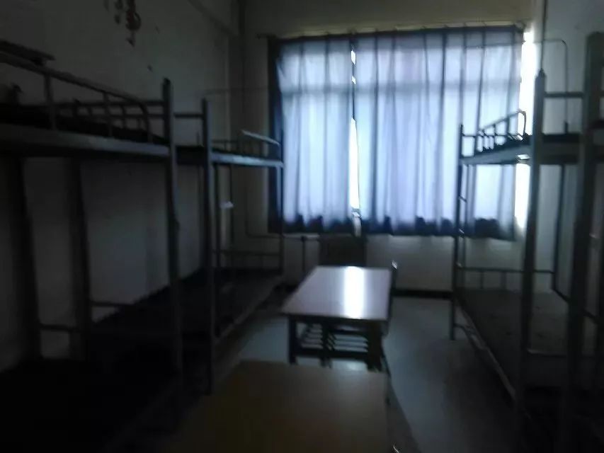 八人间寝室