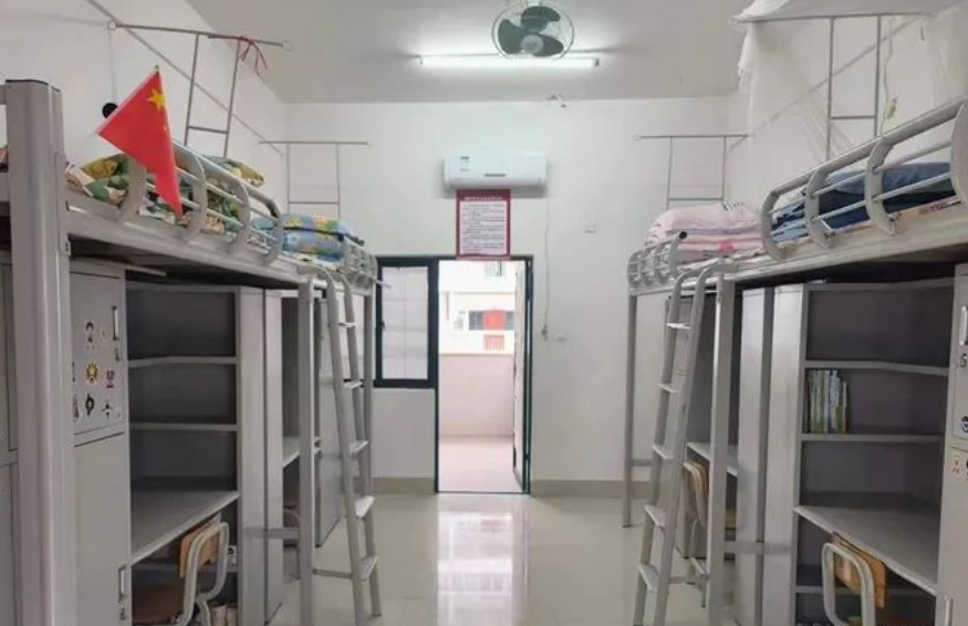 四人间宿舍