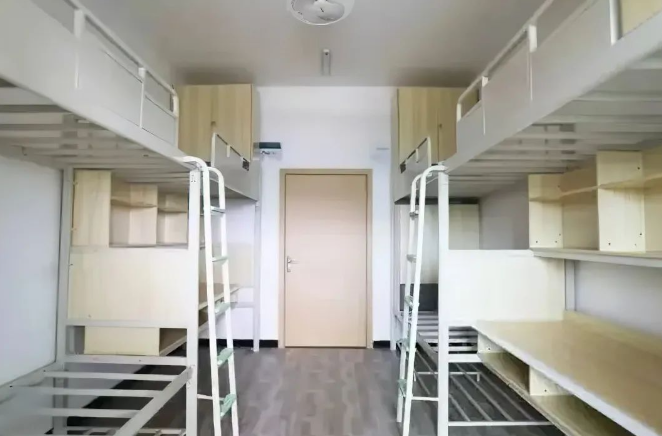 六人间宿舍