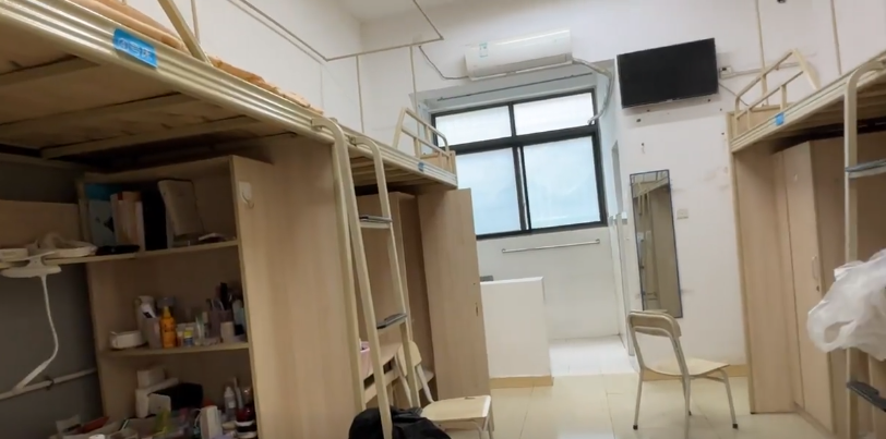 四人间宿舍