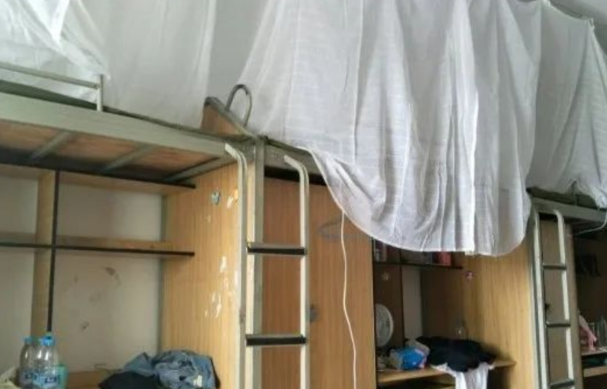 六人间宿舍
