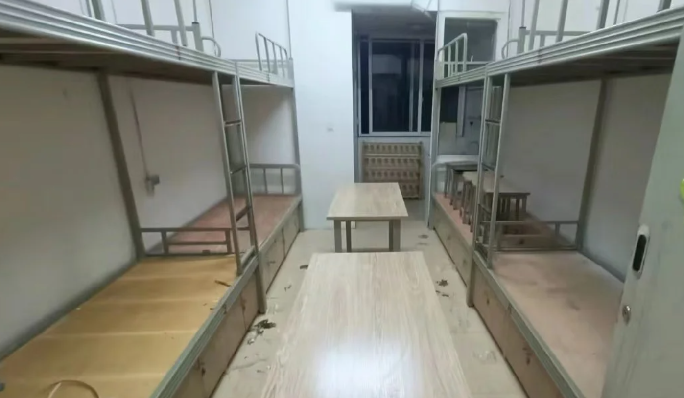 八人间宿舍