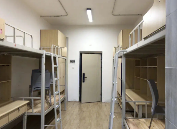 六人间宿舍照片